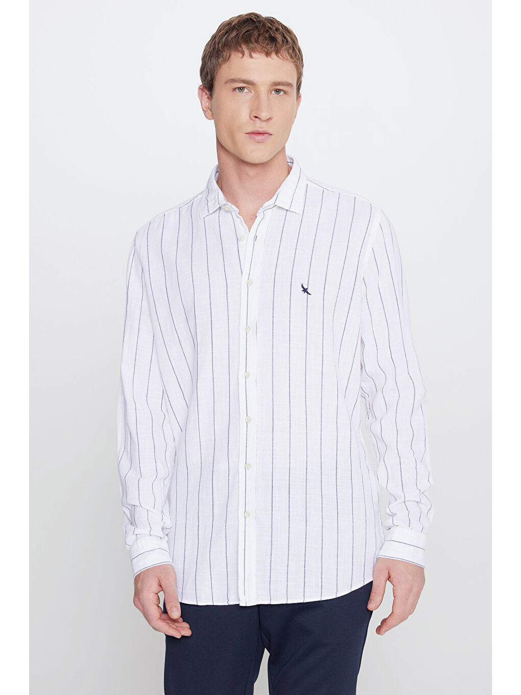 Erkek Beyaz-Lacivert %100 Pamuk Slim Fit Dar Kesim Düğmeli Yaka Çizgili Gömlek-2