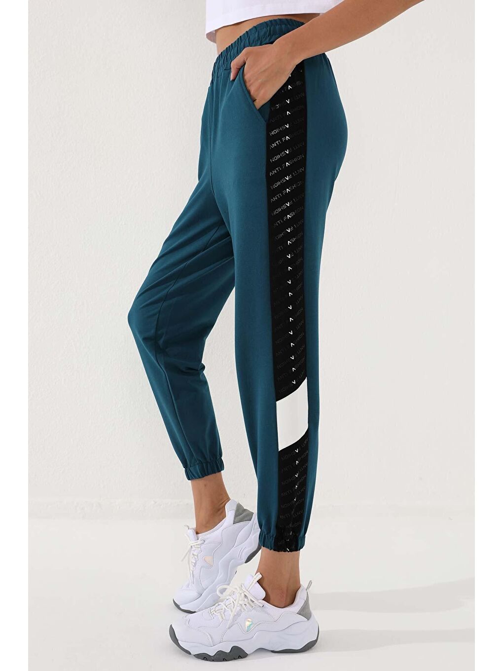 Yeşil Zümrüt Noktalı Şerit Detaylı Jogger  Rahat Form Lastik Paça Kadın Eşofman Alt - 94579-1