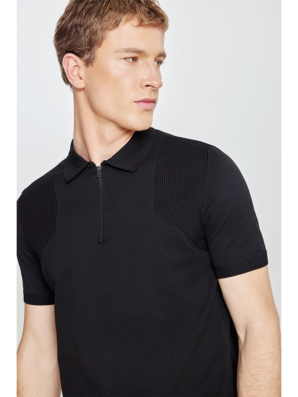 Erkek Siyah Standart Fit Normal Kesim Polo Yaka Jakarlı Triko Tişört-3