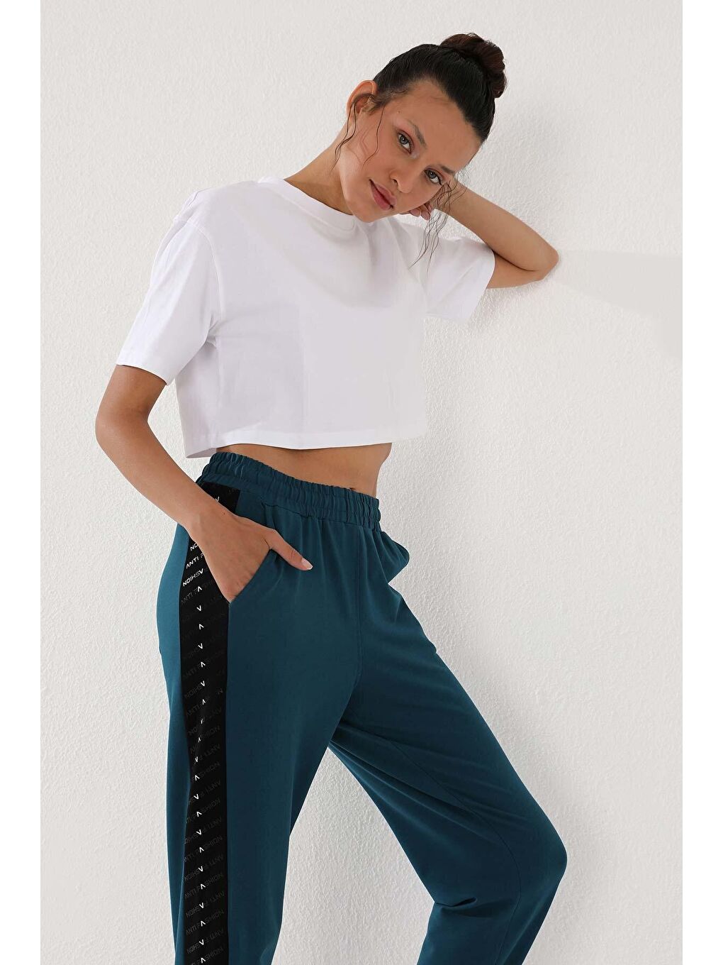 Yeşil Zümrüt Noktalı Şerit Detaylı Jogger  Rahat Form Lastik Paça Kadın Eşofman Alt - 94579-3