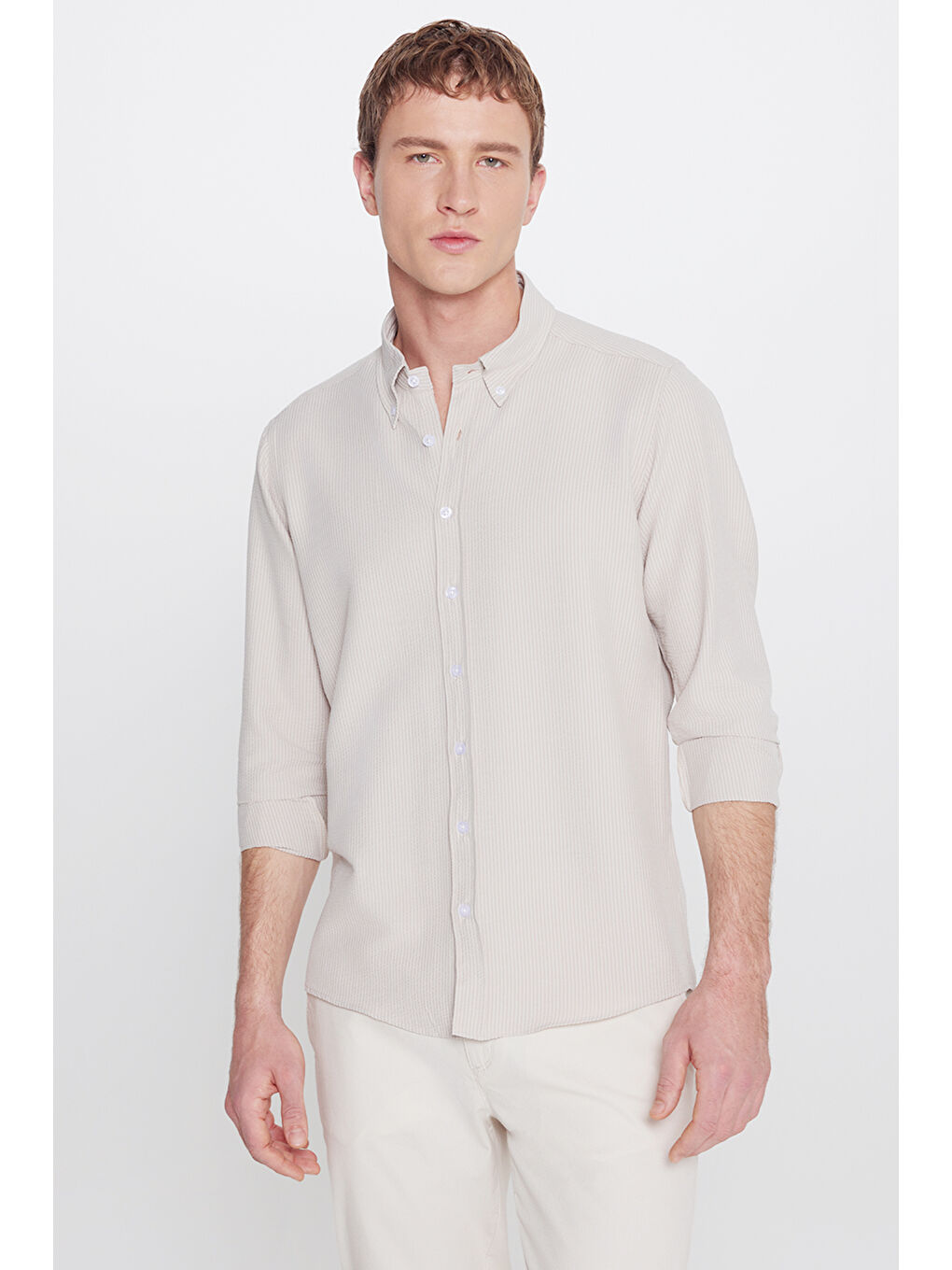 Erkek Bej Slim Fit Dar Kesim Düğmeli Yaka Gofre Desenli Gömlek