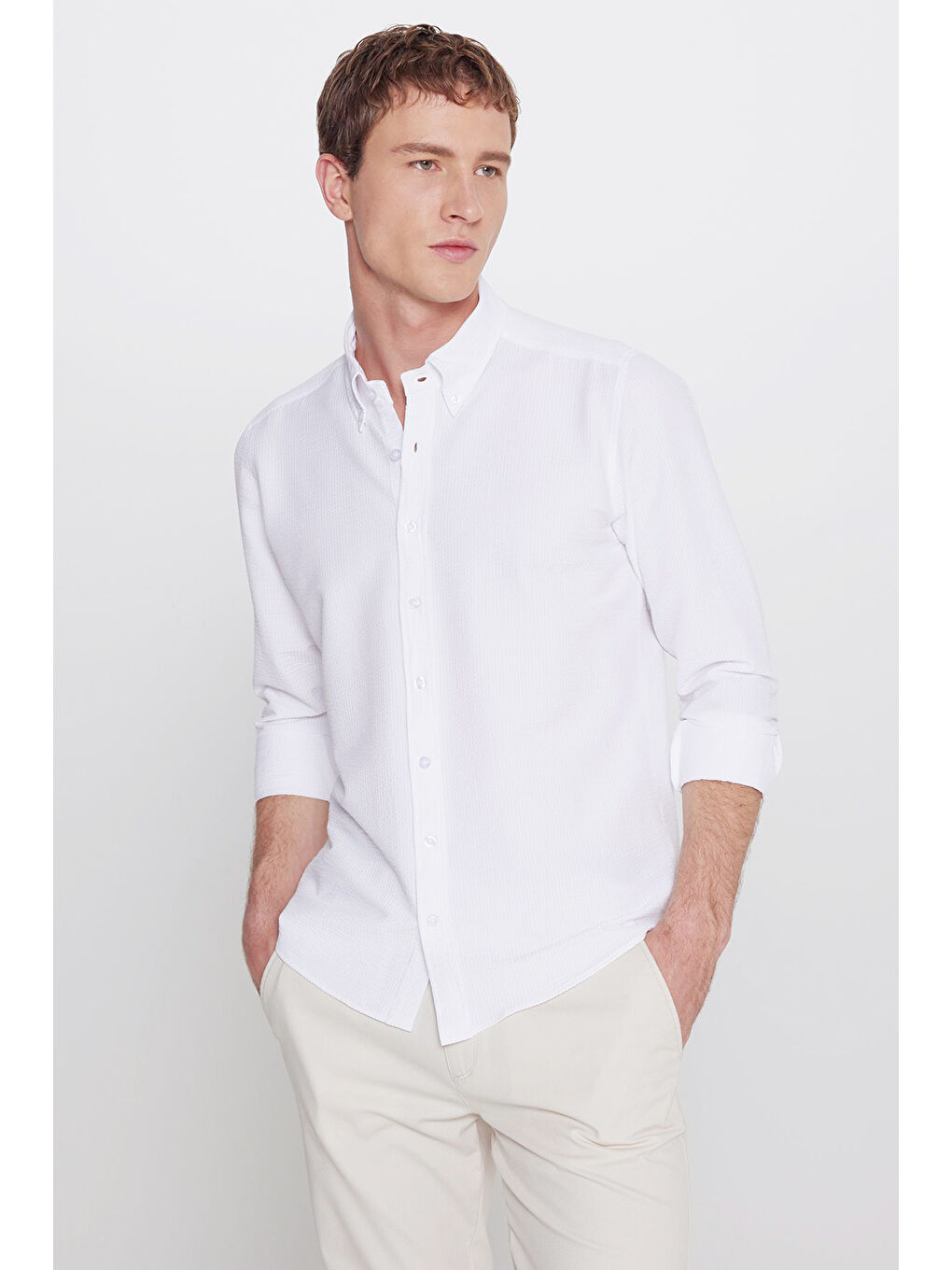 Erkek Beyaz Slim Fit Dar Kesim Düğmeli Yaka Gofre Desenli Gömlek
