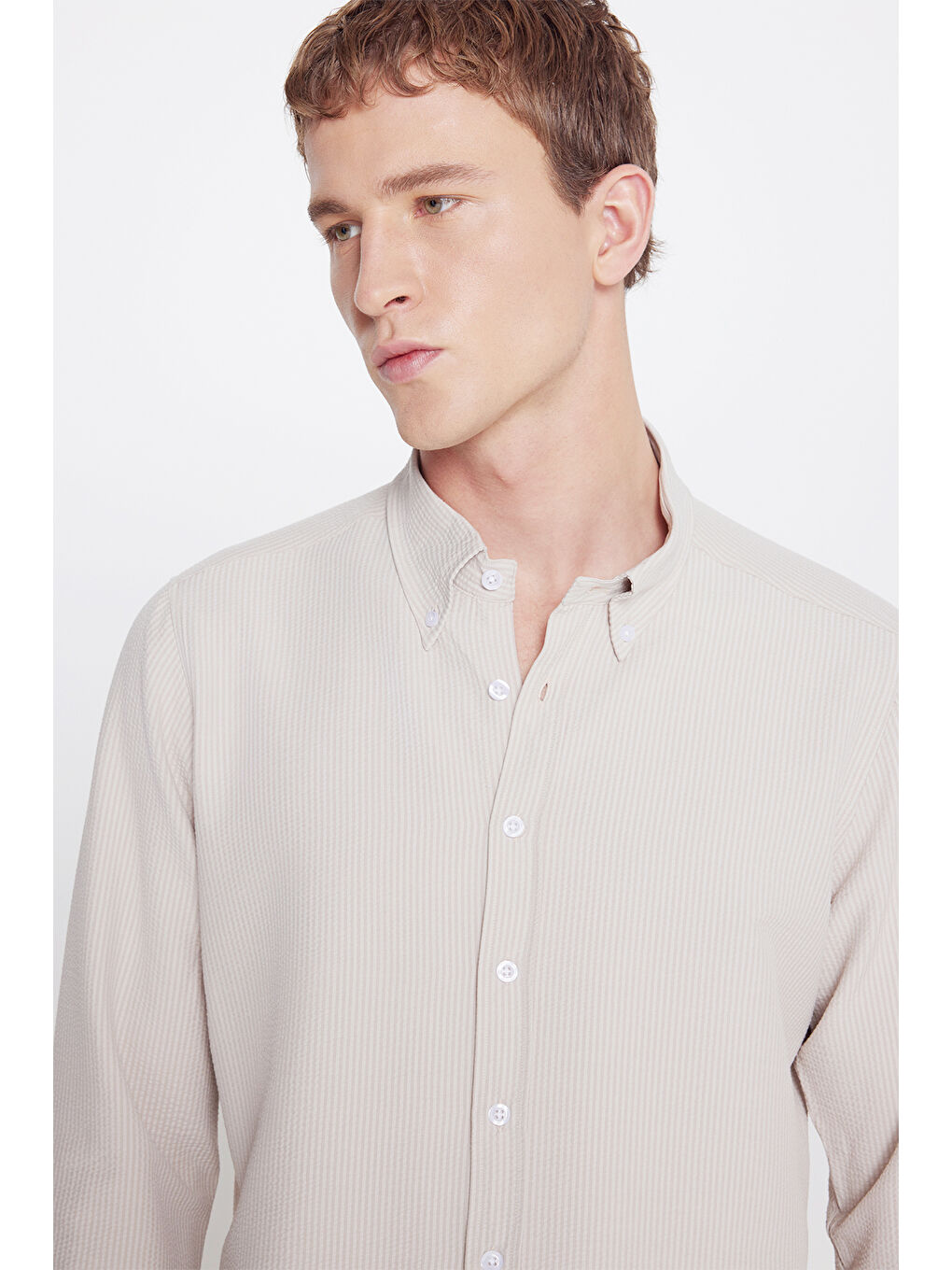 Erkek Bej Slim Fit Dar Kesim Düğmeli Yaka Gofre Desenli Gömlek-3