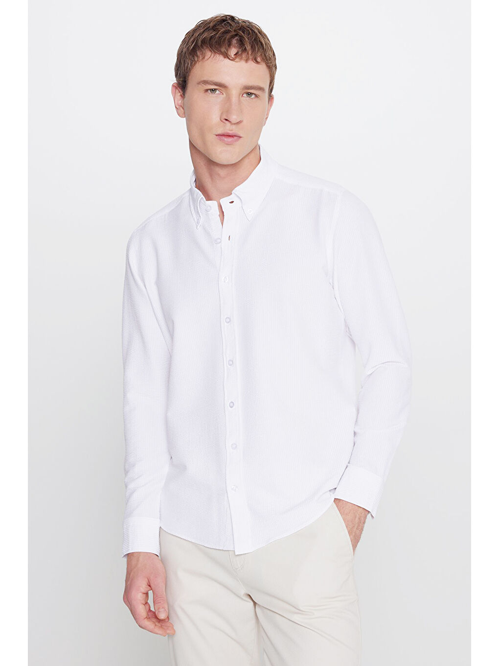 Erkek Beyaz Slim Fit Dar Kesim Düğmeli Yaka Gofre Desenli Gömlek-2