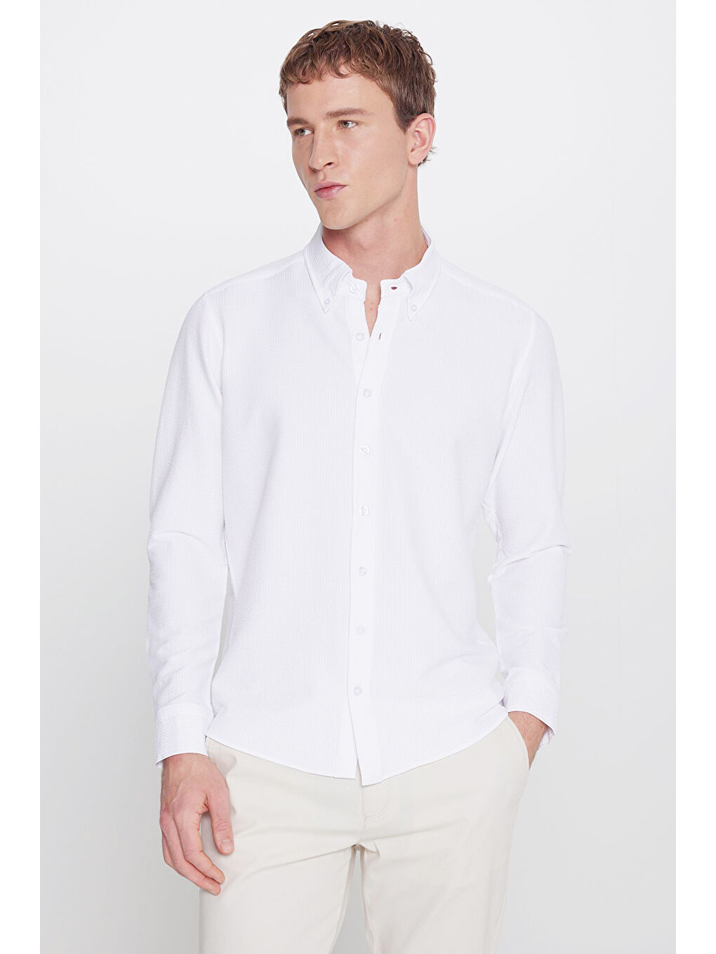 Erkek Beyaz Slim Fit Dar Kesim Düğmeli Yaka Gofre Desenli Gömlek-3