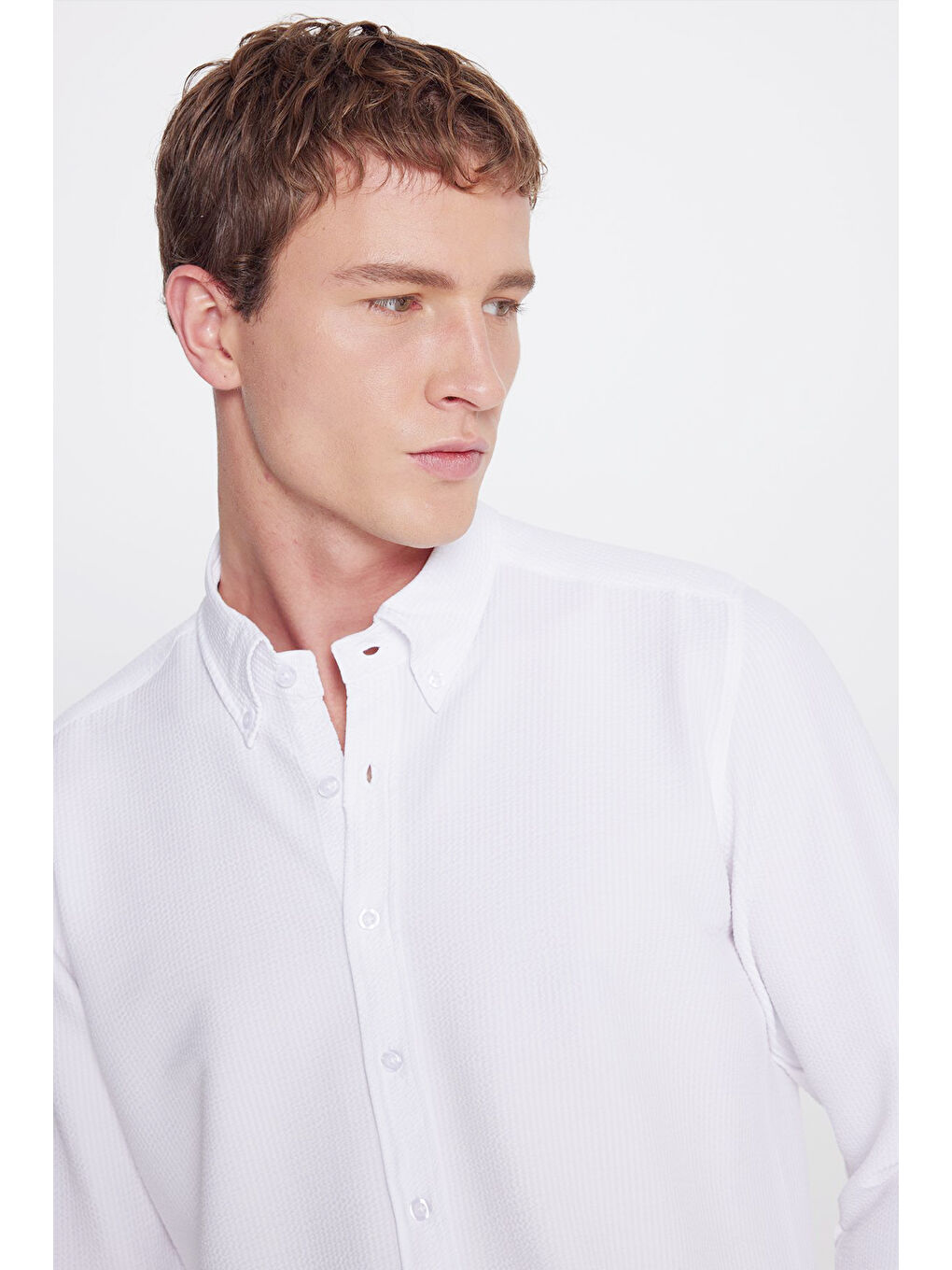 Erkek Beyaz Slim Fit Dar Kesim Düğmeli Yaka Gofre Desenli Gömlek-4