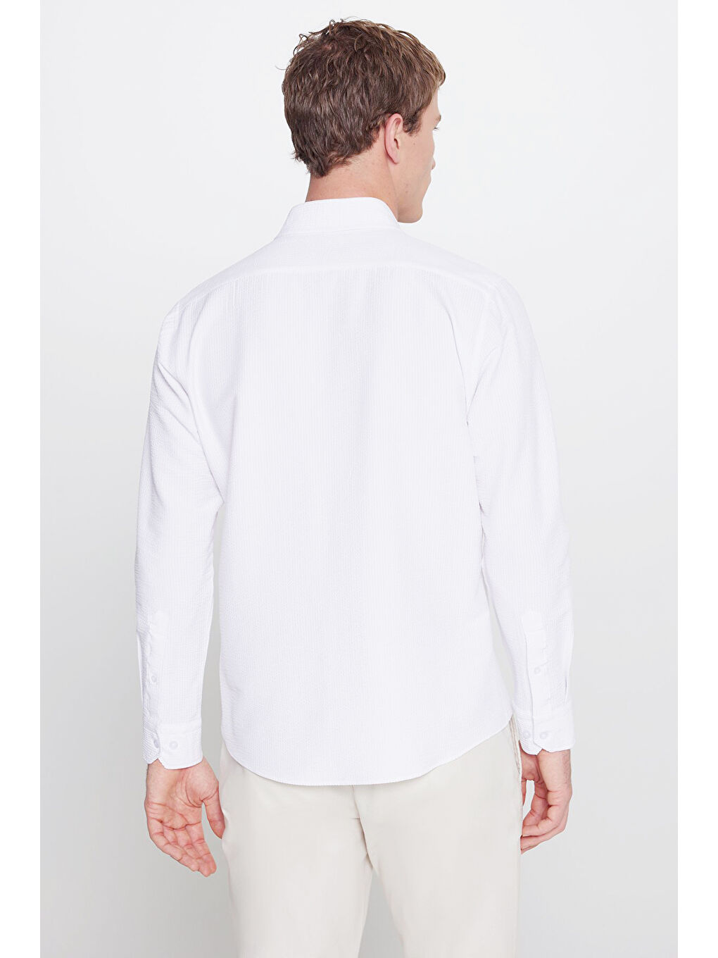 Erkek Beyaz Slim Fit Dar Kesim Düğmeli Yaka Gofre Desenli Gömlek-5