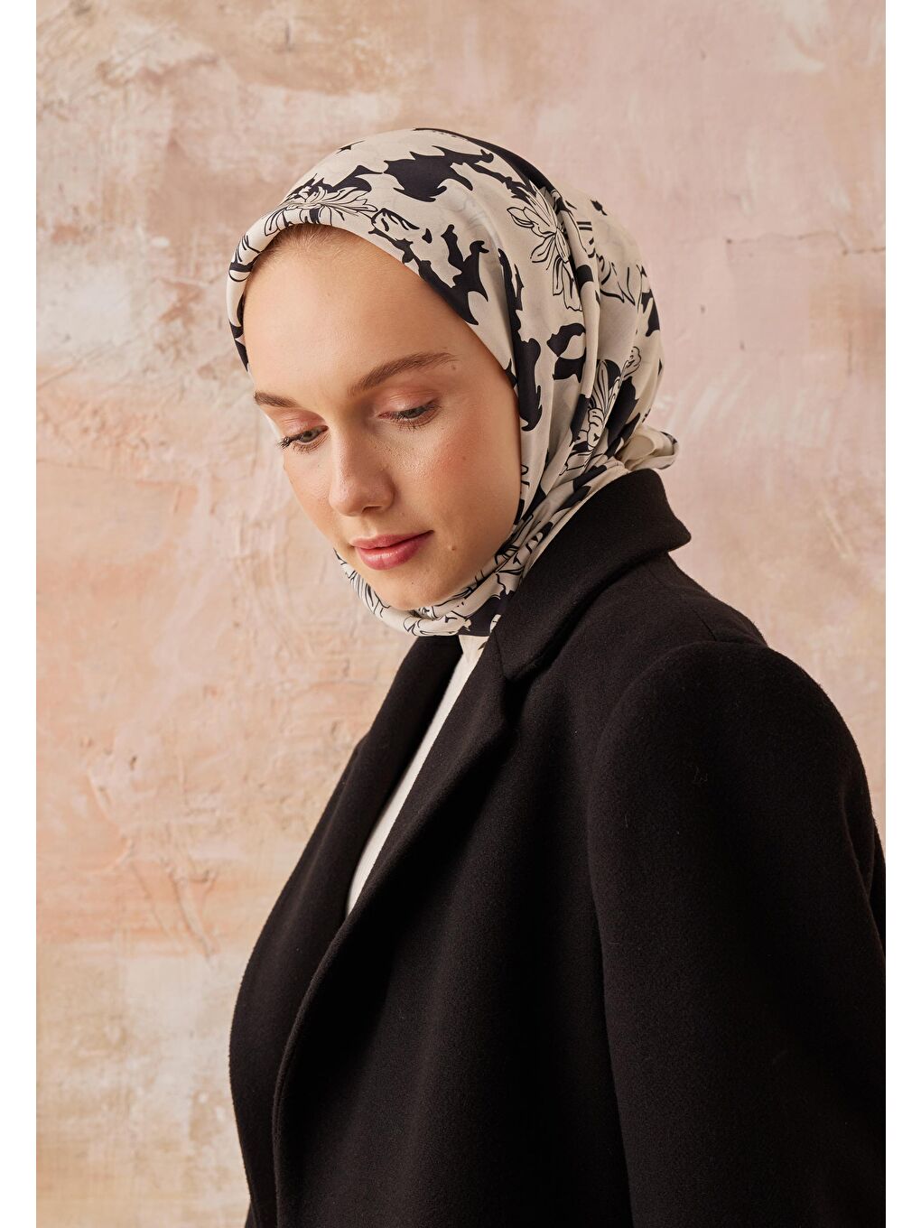 Peony Desen Pamuk İpek Eşarp Siyah