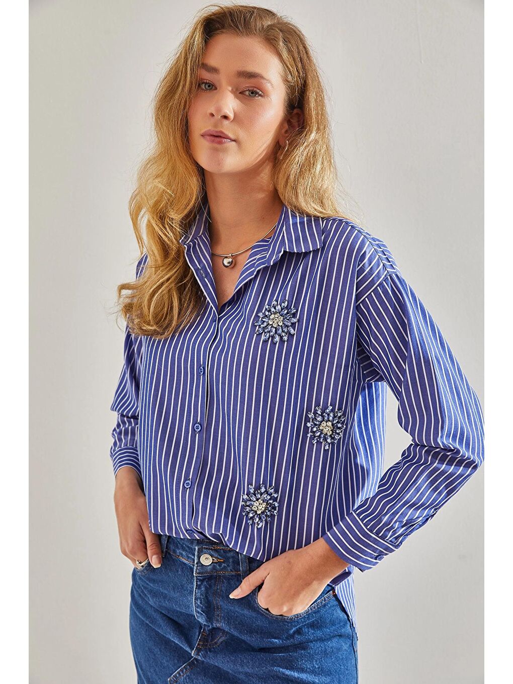 Mavi Modest Kadın Broşlu Çizgili Gömlek 60181023