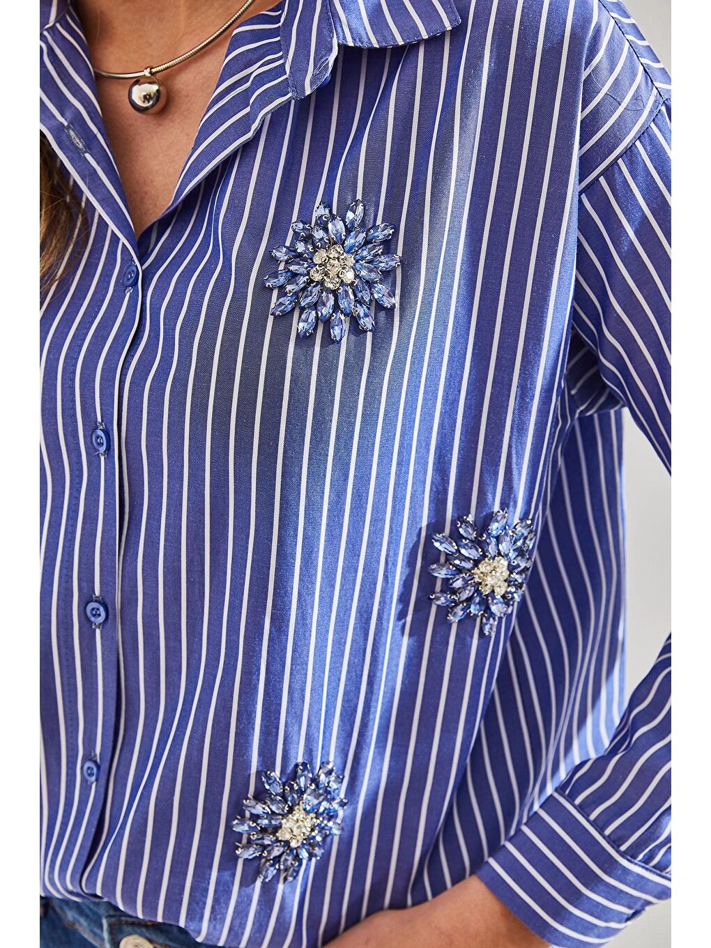 Mavi Modest Kadın Broşlu Çizgili Gömlek 60181023-1