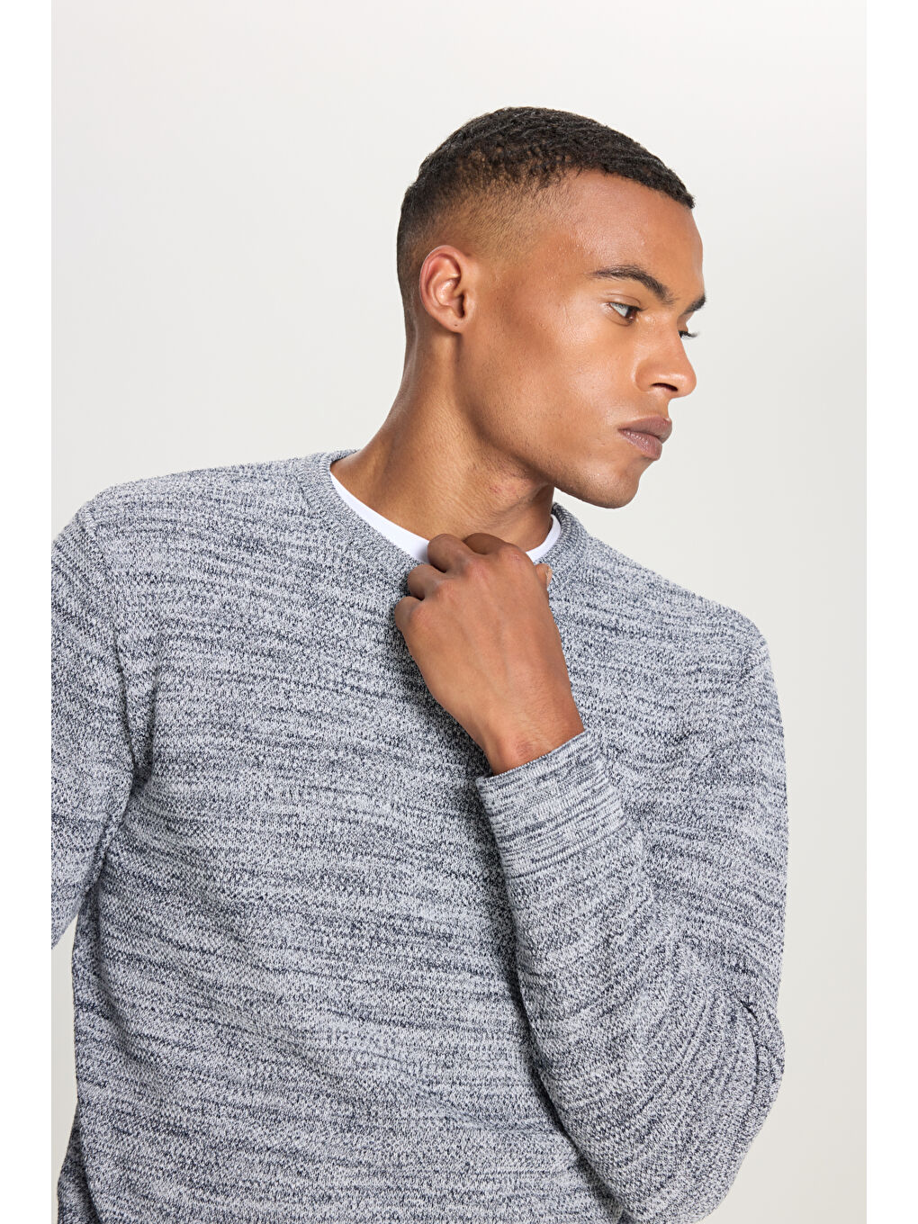 Erkek Açık Gri-Lacivert Recycle Standart Fit Normal Kesim Bisiklet Yaka Pirinç Örgü Desenli Triko-2