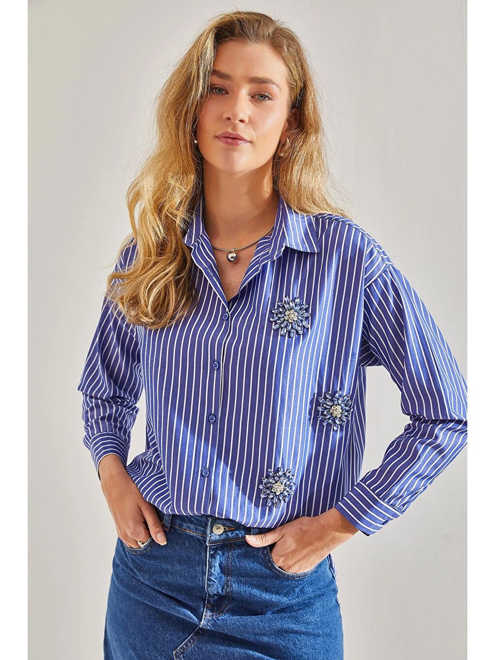 Mavi Modest Kadın Broşlu Çizgili Gömlek 60181023-3