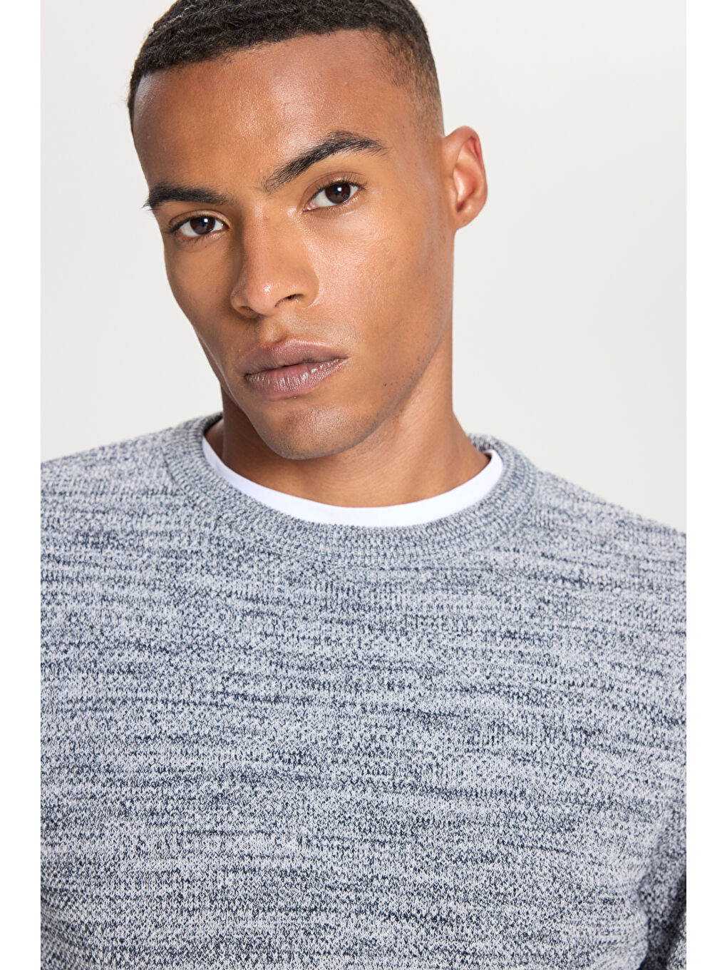 Erkek Açık Gri-Lacivert Recycle Standart Fit Normal Kesim Bisiklet Yaka Pirinç Örgü Desenli Triko-3