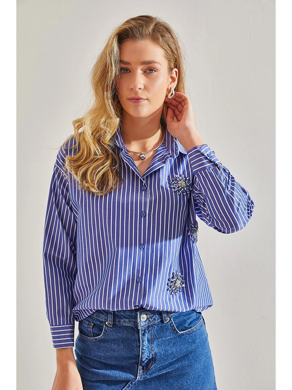 Mavi Modest Kadın Broşlu Çizgili Gömlek 60181023-4