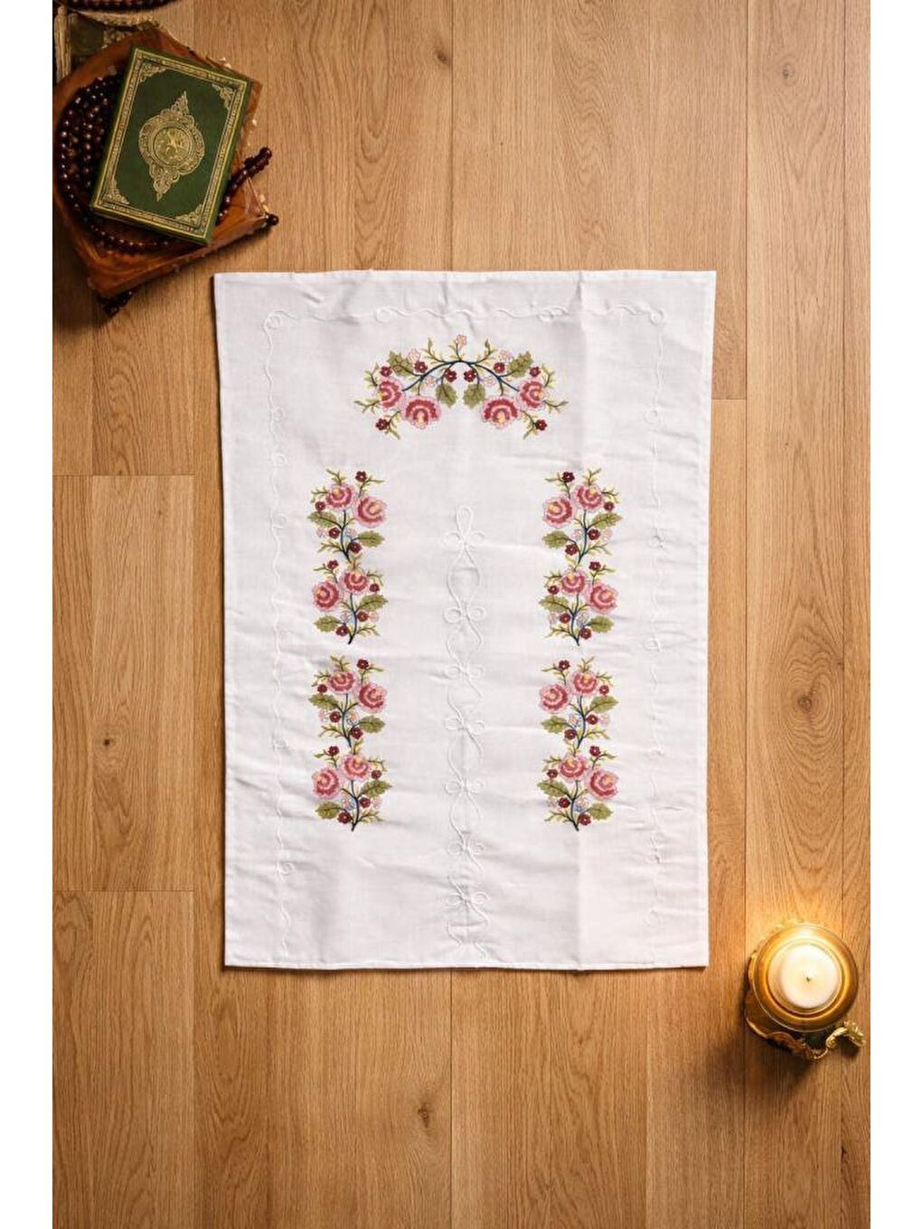 Kanaviçe İşlemeli Gardenya 70x135 cm Seccade Kırmızı