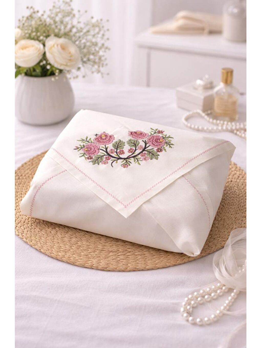 Kanaviçe İşlemeli Gardenya 90x90 cm Tek Bohça Pembe