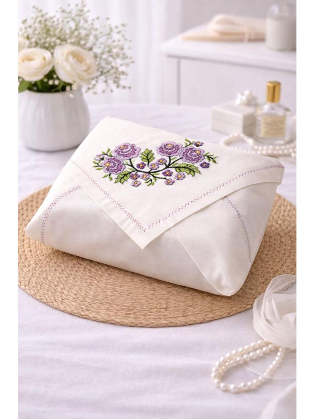 Kanaviçe İşlemeli Gardenya 90x90 cm Tek Bohça Lila