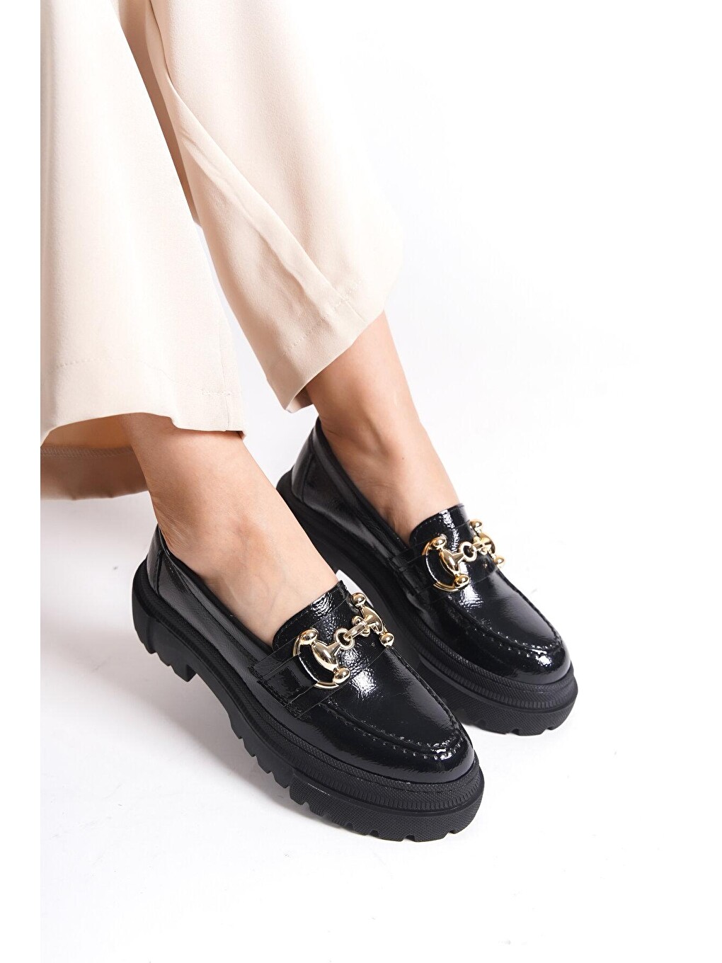 Siyah Oval Burunlu Metal Tokalı Trak Tabanlı Kadın Loafer