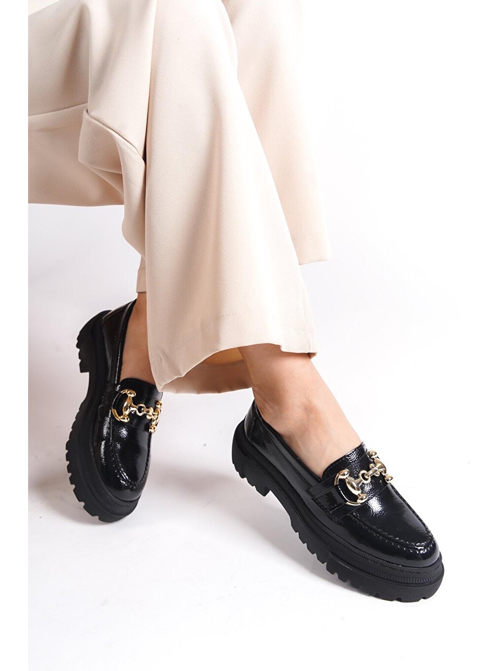 Siyah Oval Burunlu Metal Tokalı Trak Tabanlı Kadın Loafer-1