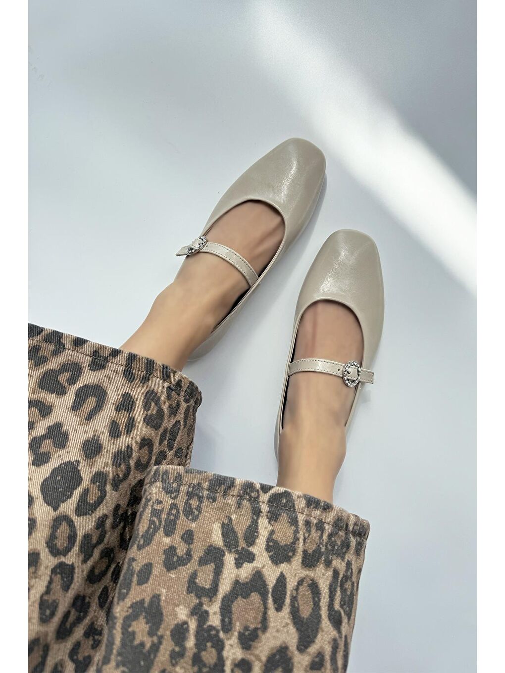 Berny Kadın Kemer Detay Kırışık  Deri  Babet Bej-1