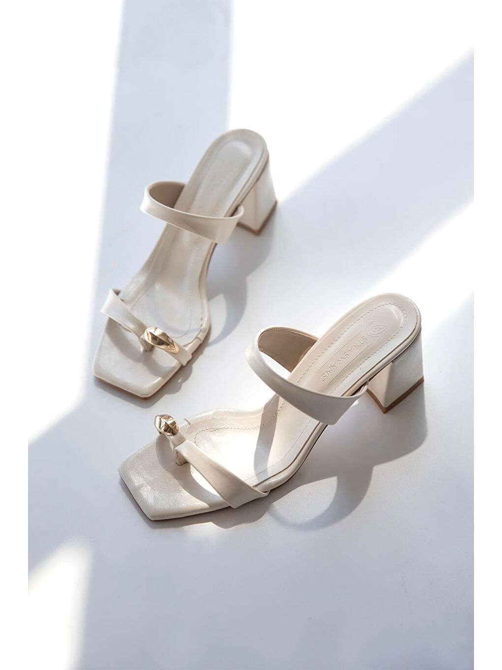 Ekru Capri Kadın Parmak Arası Kırışık Deri Terlik Krem