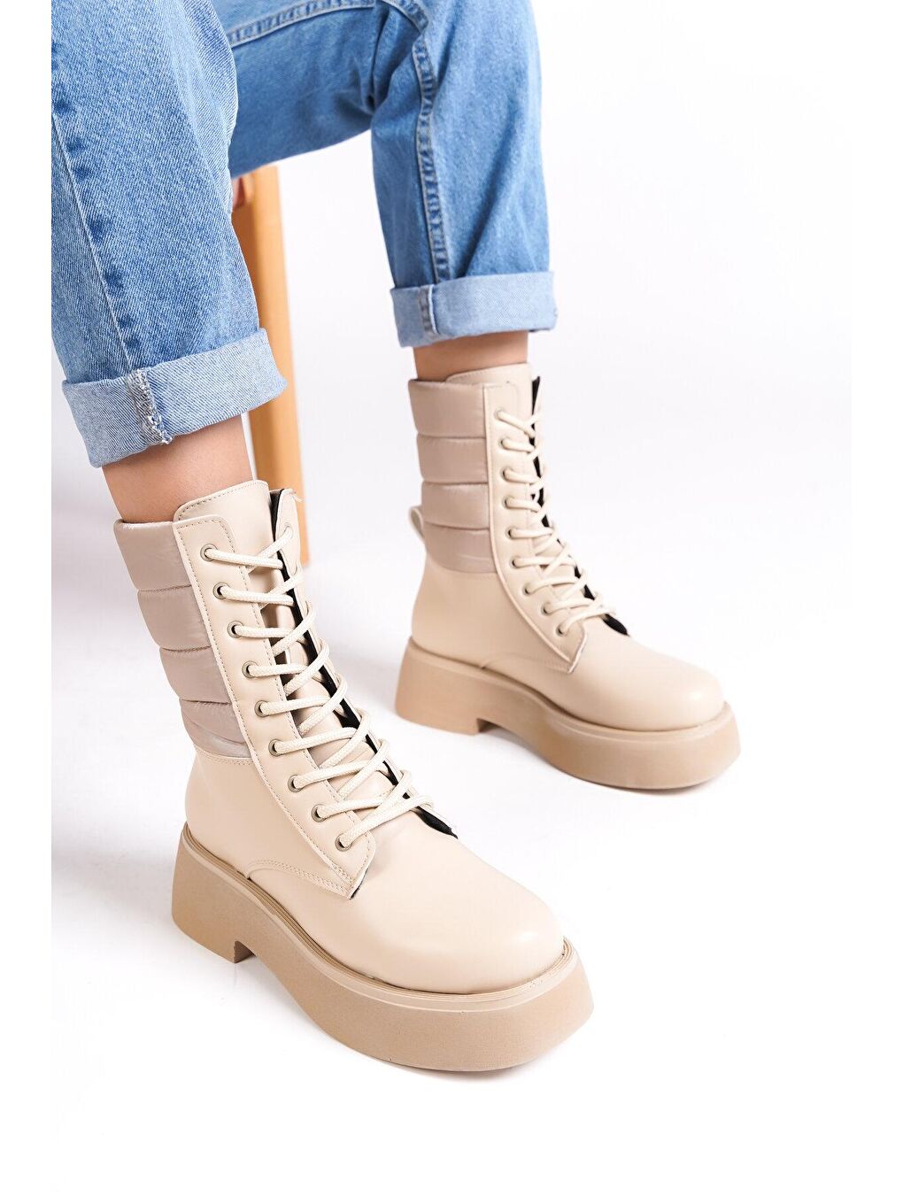 Bej Yuvarlak Burunlu Bağcıklı Trak Tabanlı Kadın Bot