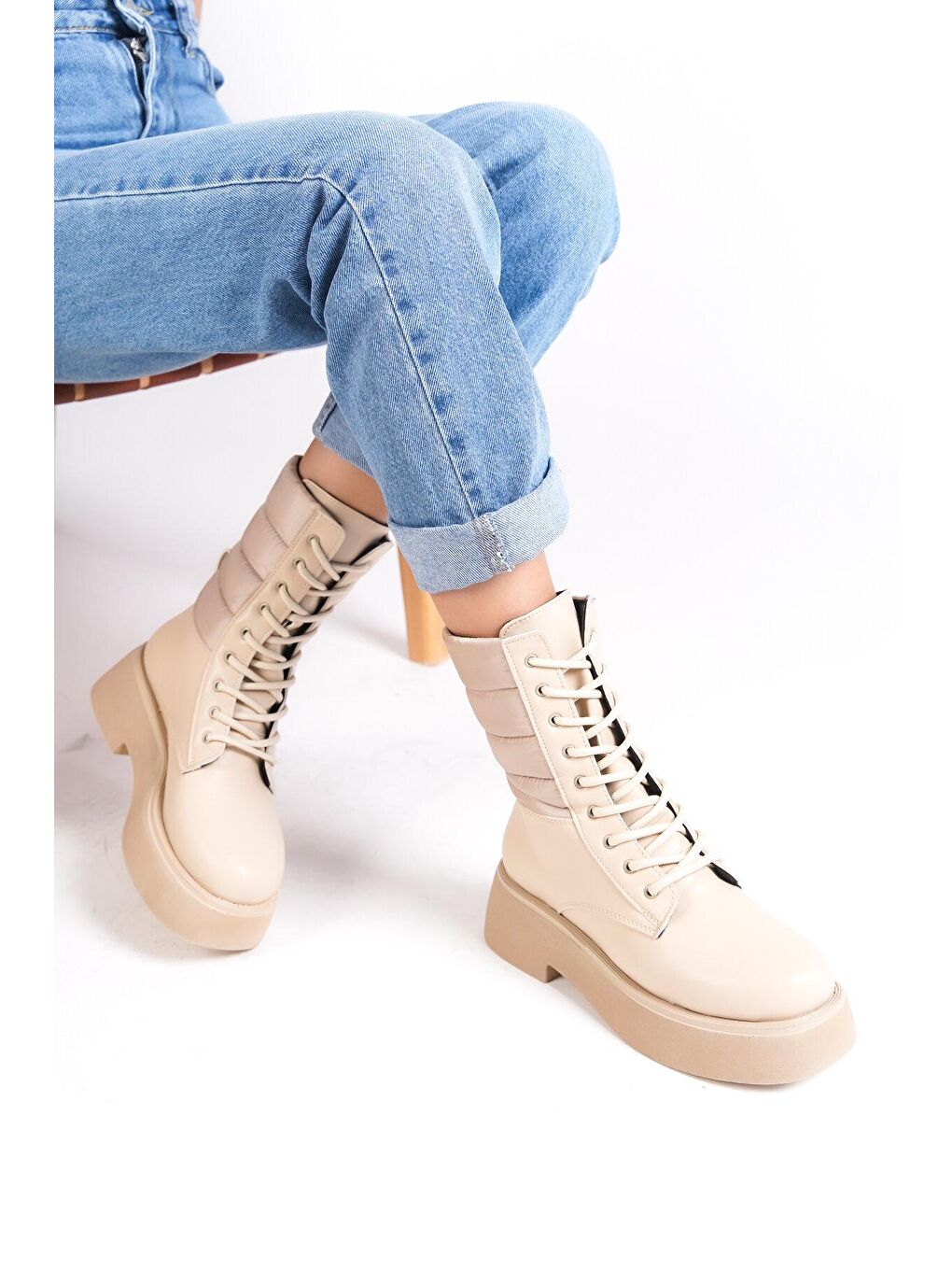 Bej Yuvarlak Burunlu Bağcıklı Trak Tabanlı Kadın Bot-1