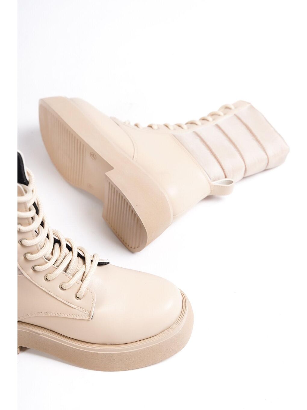 Bej Yuvarlak Burunlu Bağcıklı Trak Tabanlı Kadın Bot-2