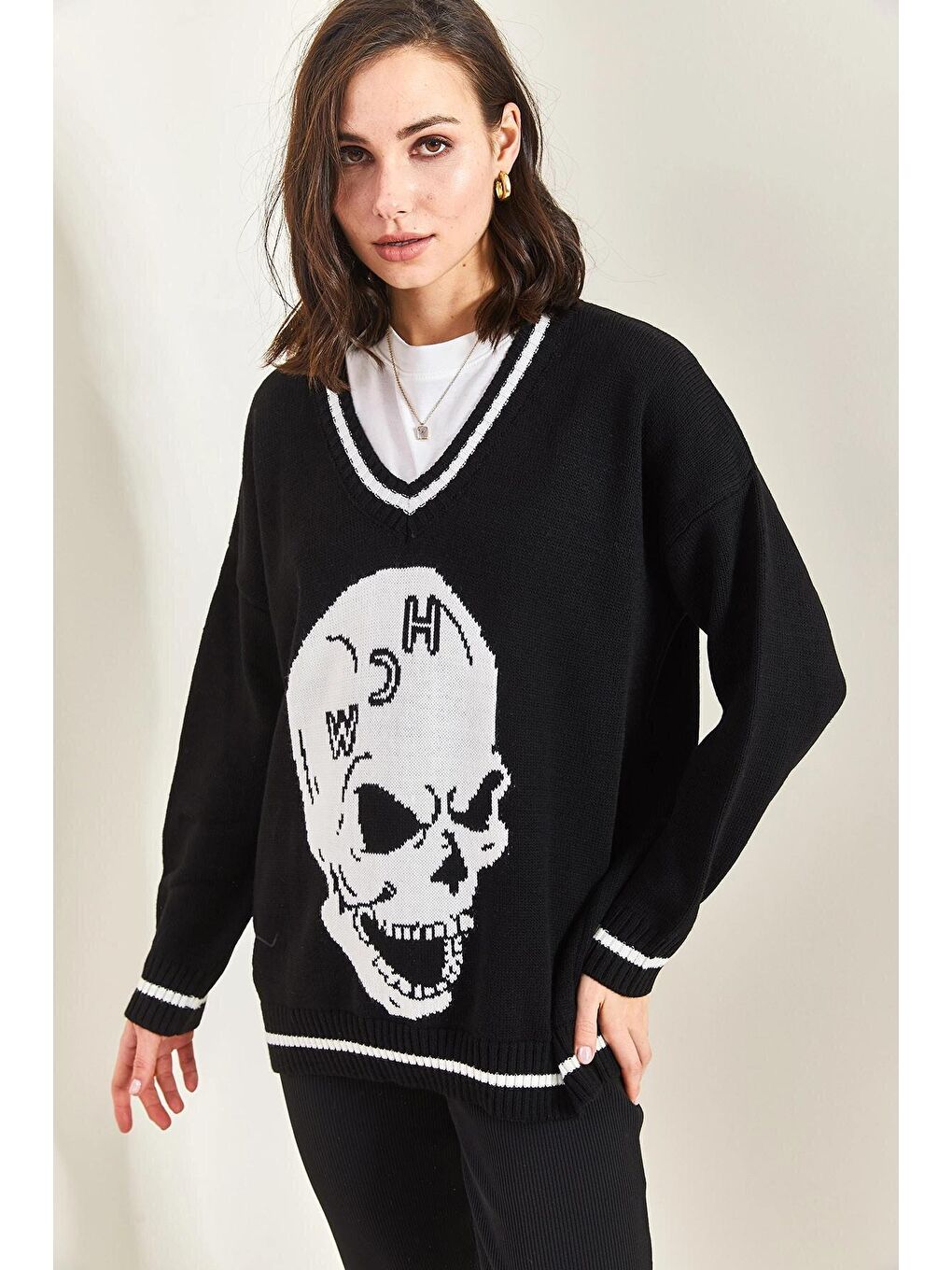 Siyah Kadın Kuru Kafa Desenli V Yaka Biyeli Hırka-1