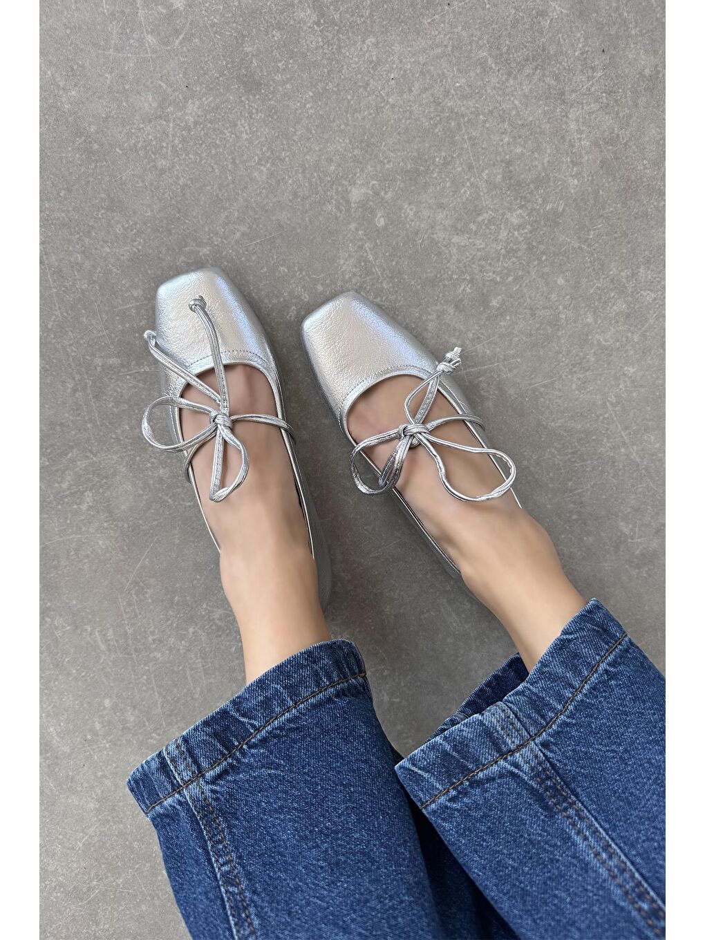 Gri Sara Kadın Bilekten Bağlamalı Kırışık Deri  Babet Gümüş