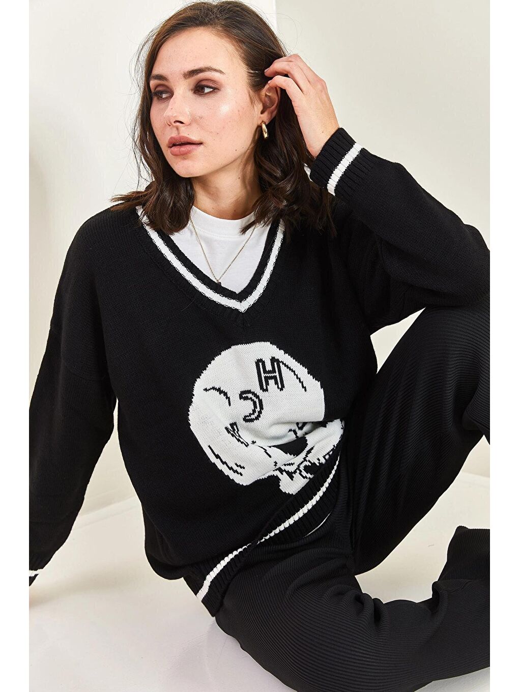 Siyah Kadın Kuru Kafa Desenli V Yaka Biyeli Hırka-2