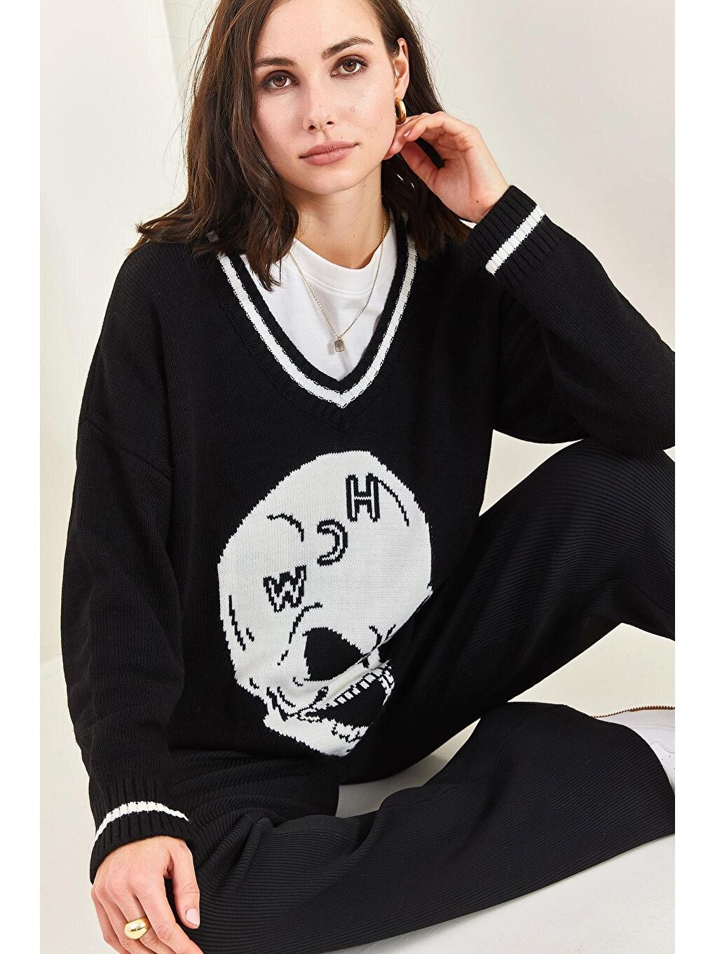 Siyah Kadın Kuru Kafa Desenli V Yaka Biyeli Hırka-3