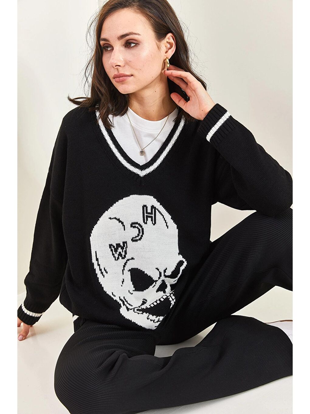 Siyah Kadın Kuru Kafa Desenli V Yaka Biyeli Hırka-4