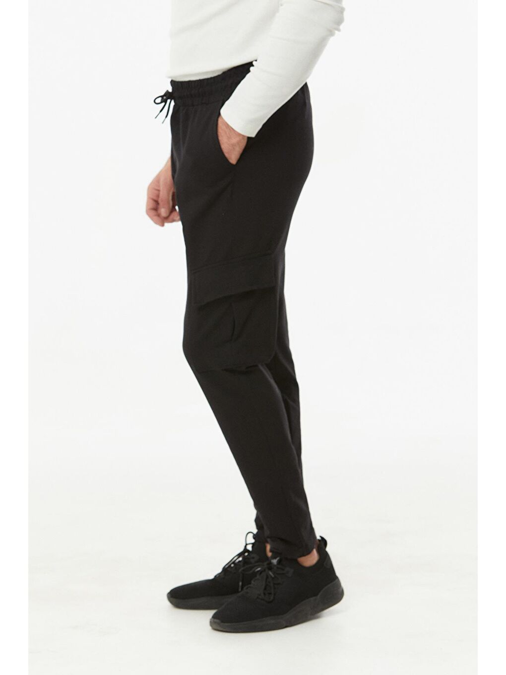 Siyah Kargo Cepli Beli Lastikli Eşofman Altı-3