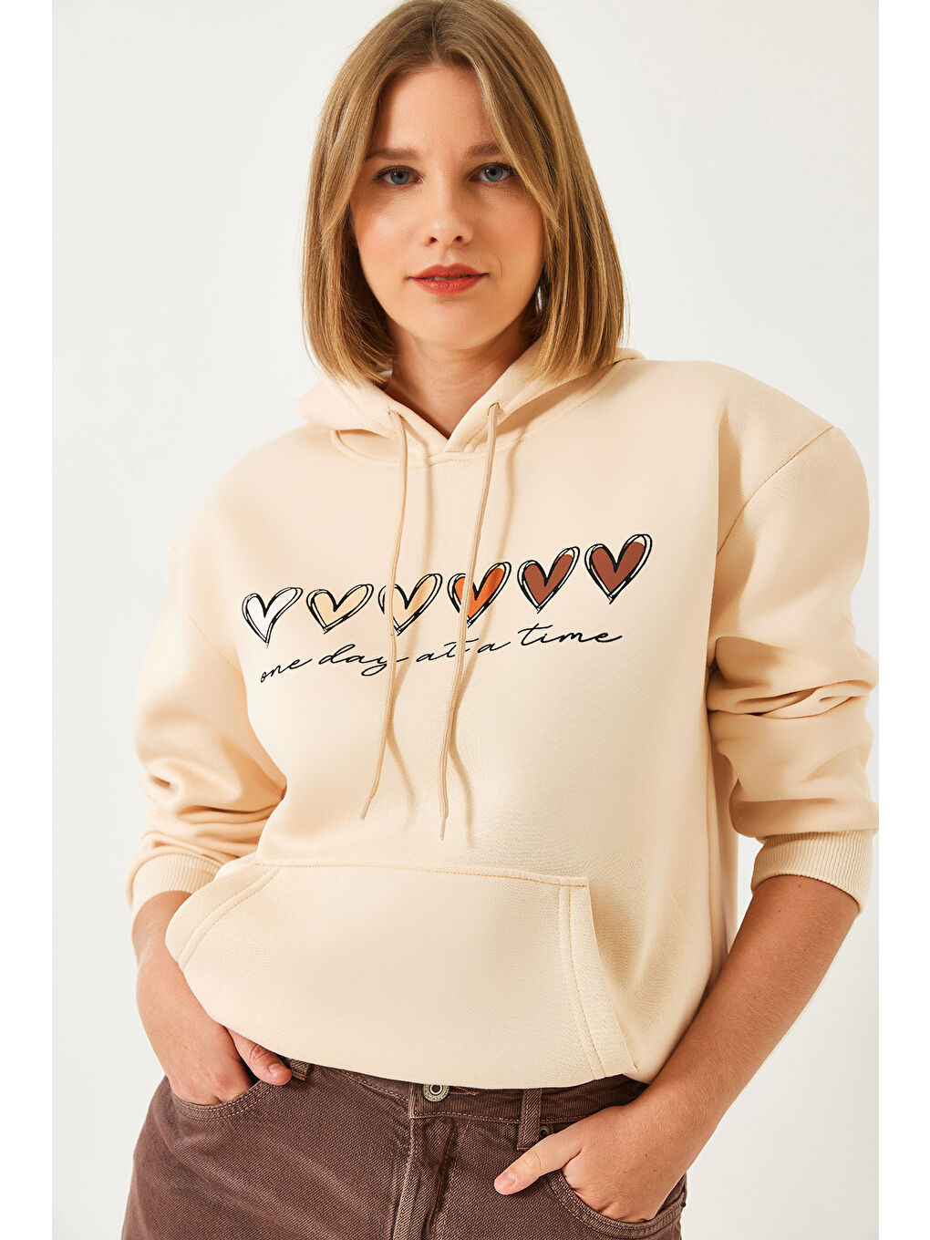 Bej Kadın Üç İplik Şardonlu Renkli Kalp Baskılı Kapüşonlu Sweatshirt MBHS