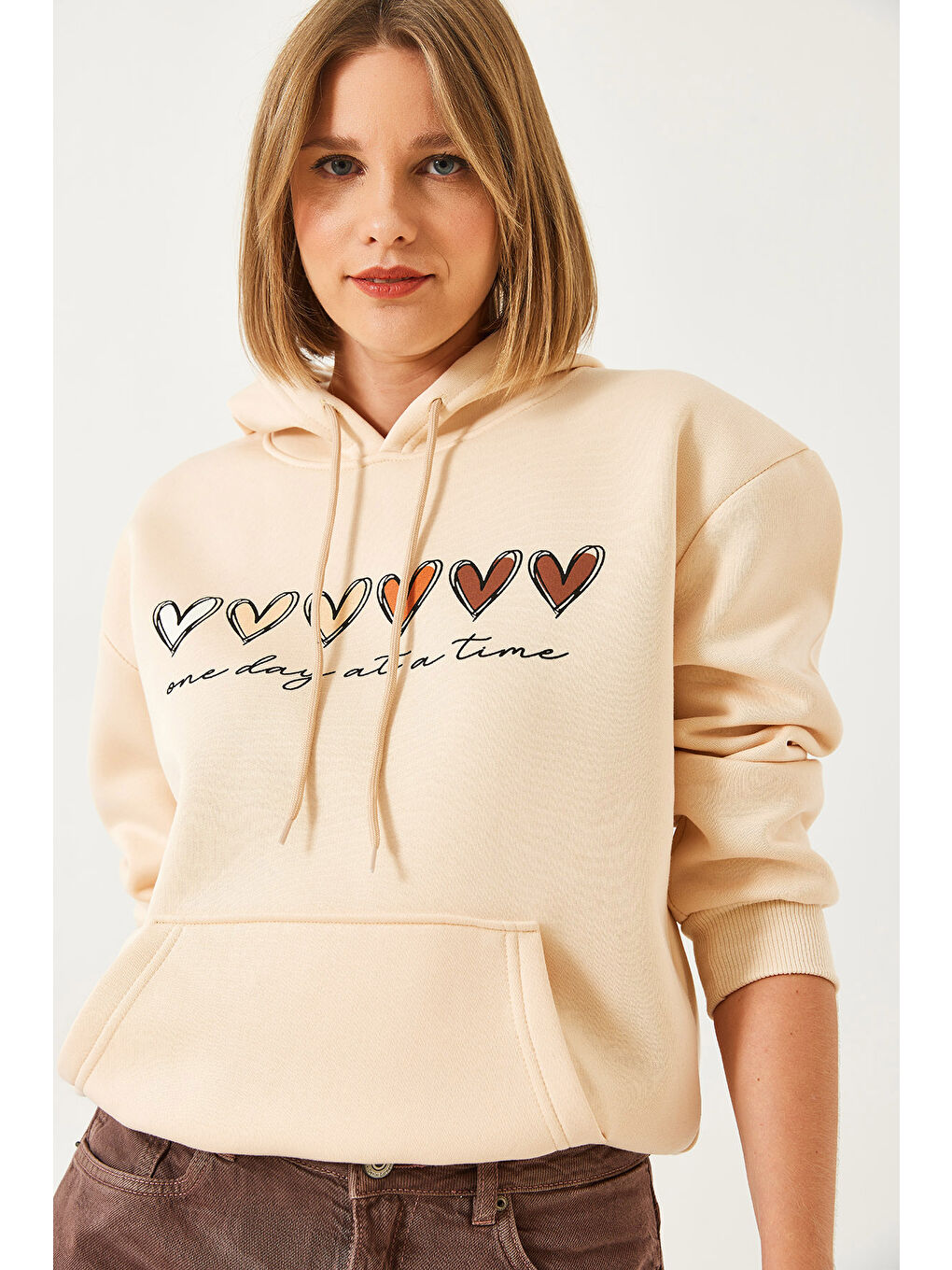 Bej Kadın Üç İplik Şardonlu Renkli Kalp Baskılı Kapüşonlu Sweatshirt MBHS-1