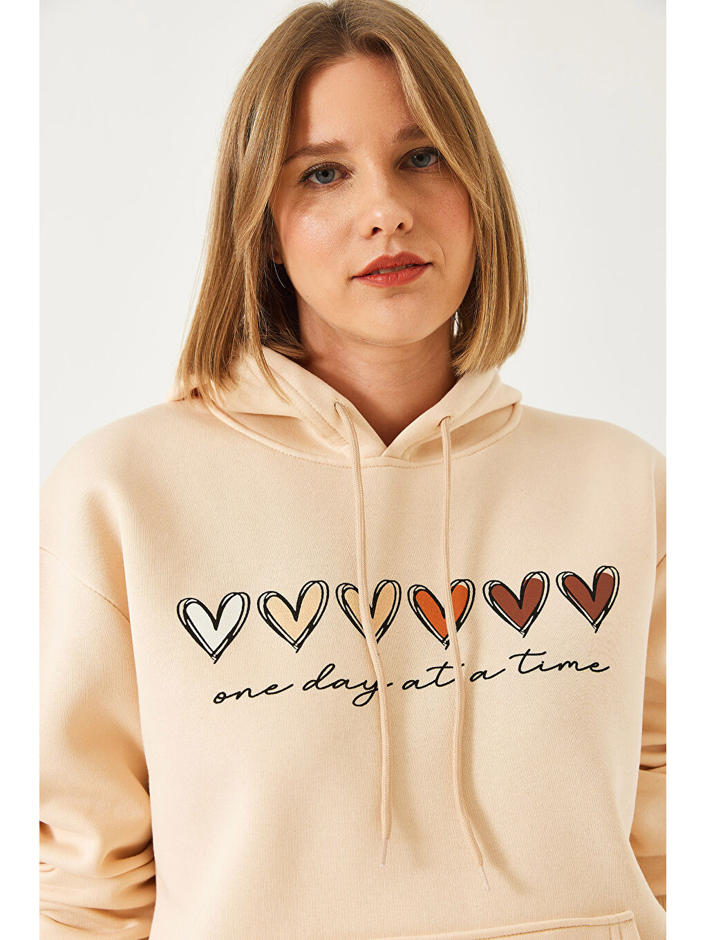 Bej Kadın Üç İplik Şardonlu Renkli Kalp Baskılı Kapüşonlu Sweatshirt MBHS-2