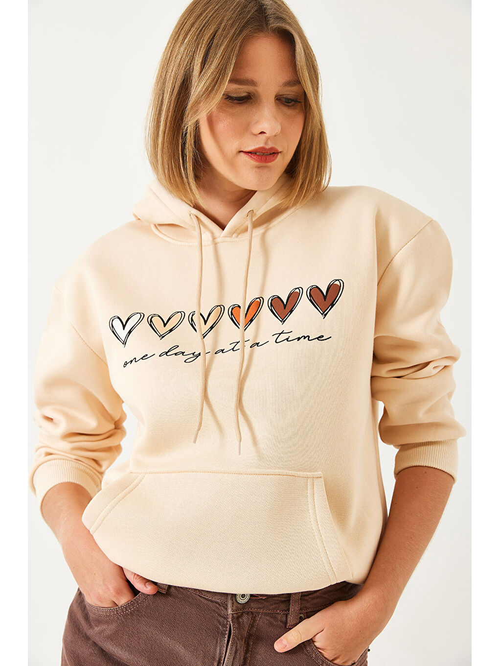 Bej Kadın Üç İplik Şardonlu Renkli Kalp Baskılı Kapüşonlu Sweatshirt MBHS-4