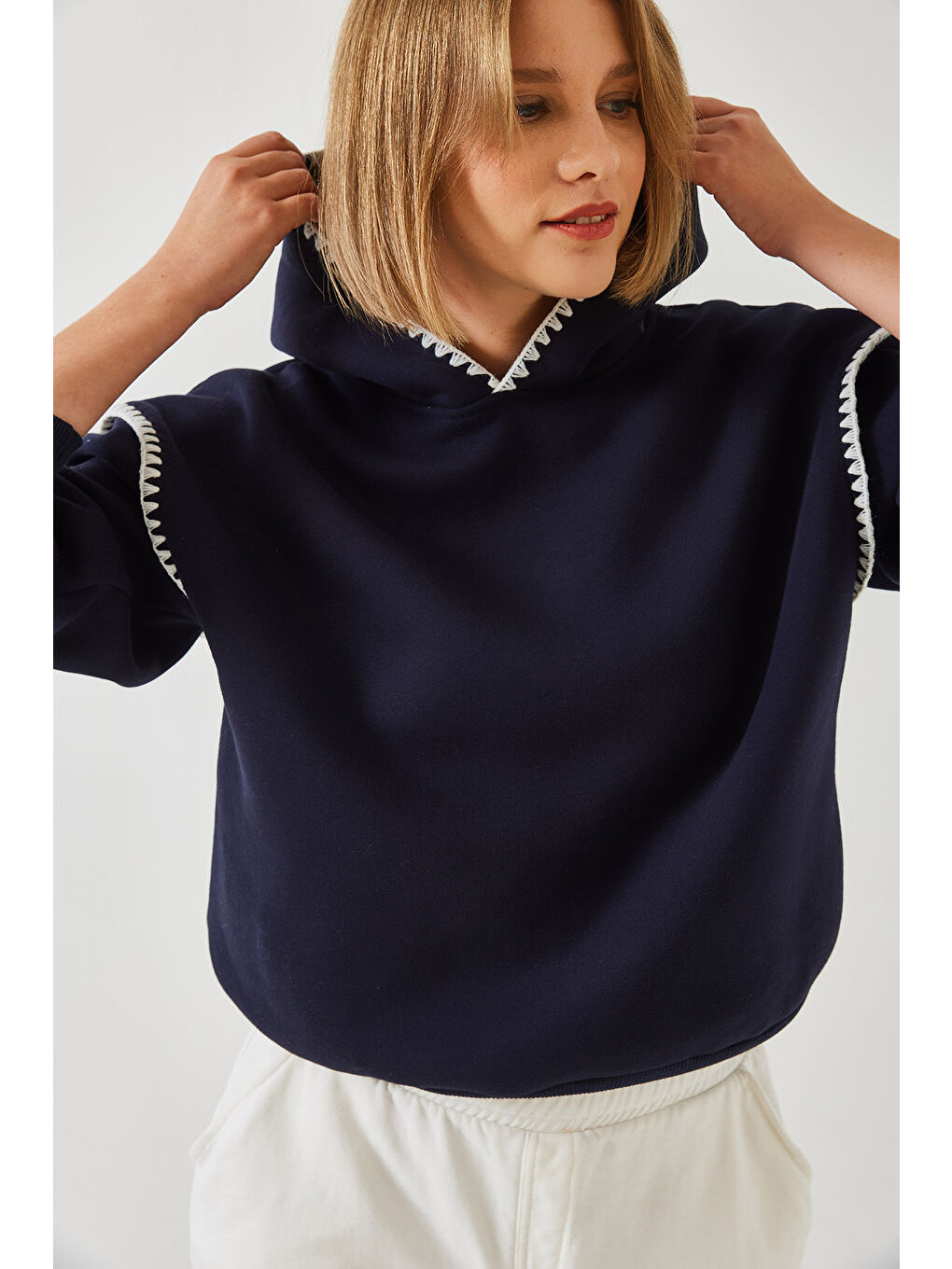 Lacivert Kadın Kapüşonlu Dantel Detaylı Sweatshirt-1