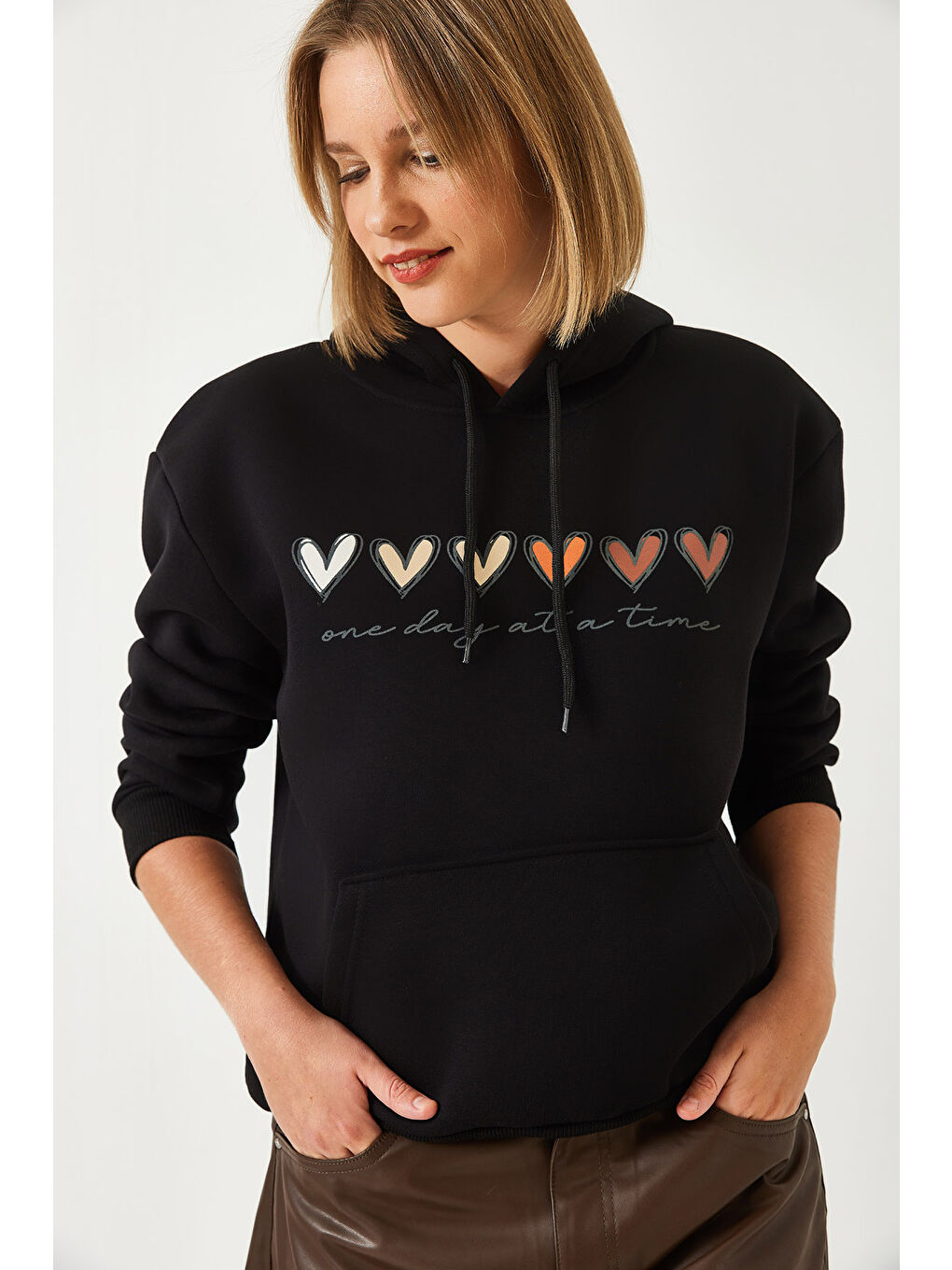 Siyah Kadın Üç İplik Şardonlu Renkli Kalp Baskılı Kapüşonlu Sweatshirt MBHS-1