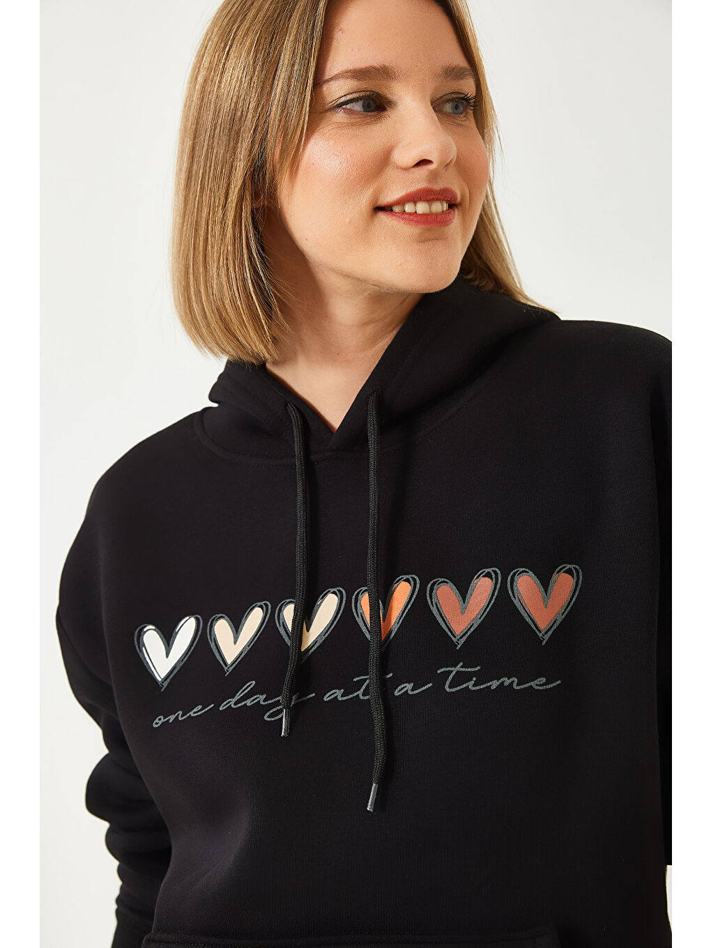 Siyah Kadın Üç İplik Şardonlu Renkli Kalp Baskılı Kapüşonlu Sweatshirt MBHS-2