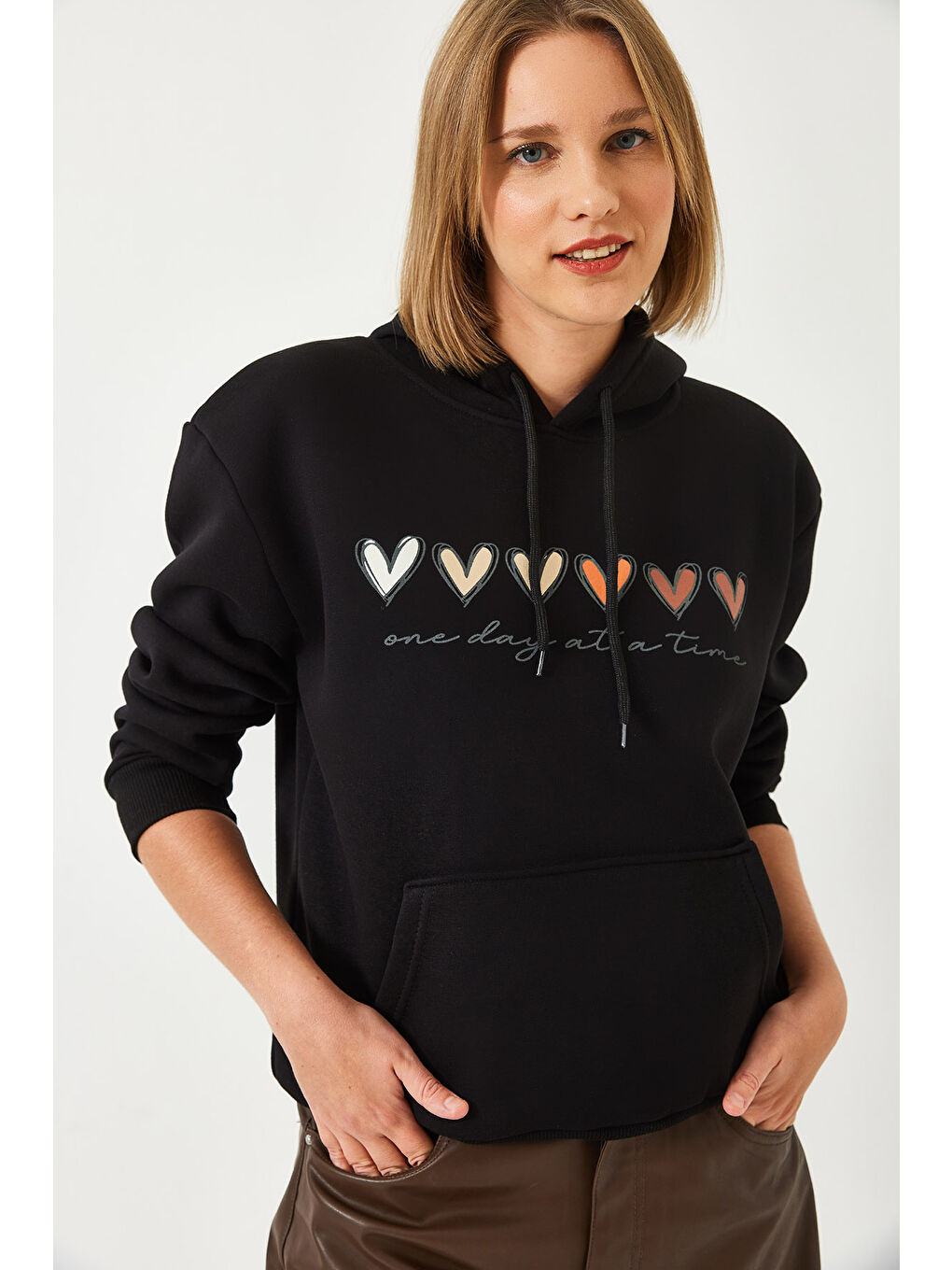 Siyah Kadın Üç İplik Şardonlu Renkli Kalp Baskılı Kapüşonlu Sweatshirt MBHS-3