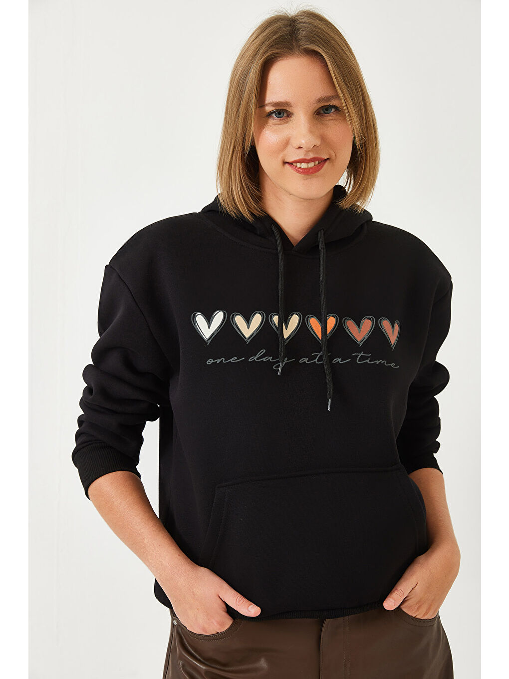 Siyah Kadın Üç İplik Şardonlu Renkli Kalp Baskılı Kapüşonlu Sweatshirt MBHS-5