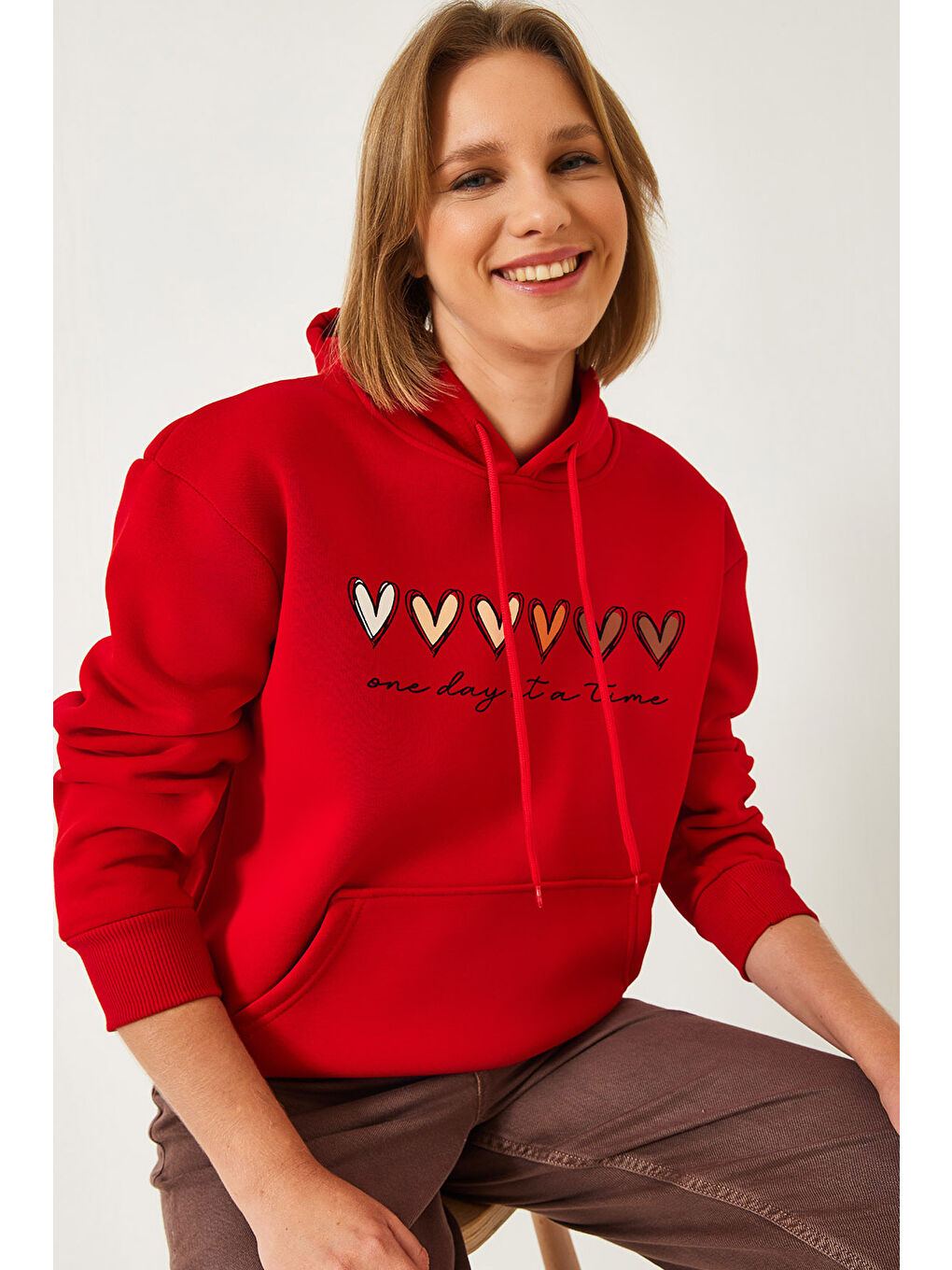 Kırmızı Kadın Üç İplik Şardonlu Renkli Kalp Baskılı Kapüşonlu Sweatshirt MBHS