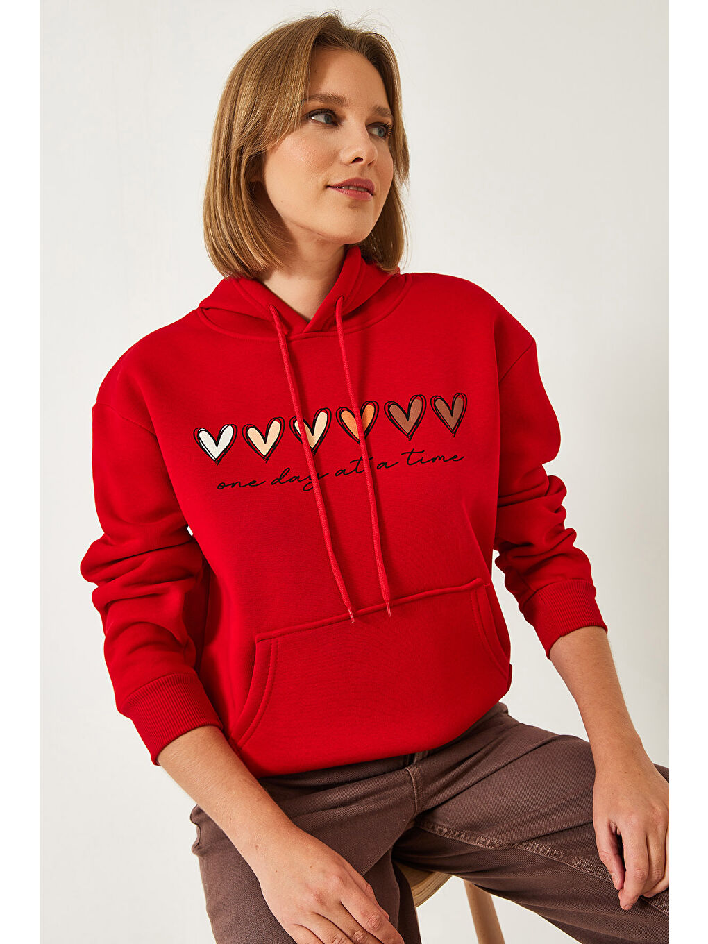 Kırmızı Kadın Üç İplik Şardonlu Renkli Kalp Baskılı Kapüşonlu Sweatshirt MBHS-1