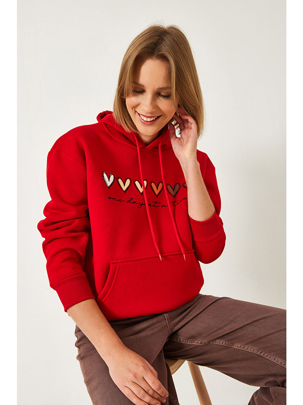 Kırmızı Kadın Üç İplik Şardonlu Renkli Kalp Baskılı Kapüşonlu Sweatshirt MBHS-2