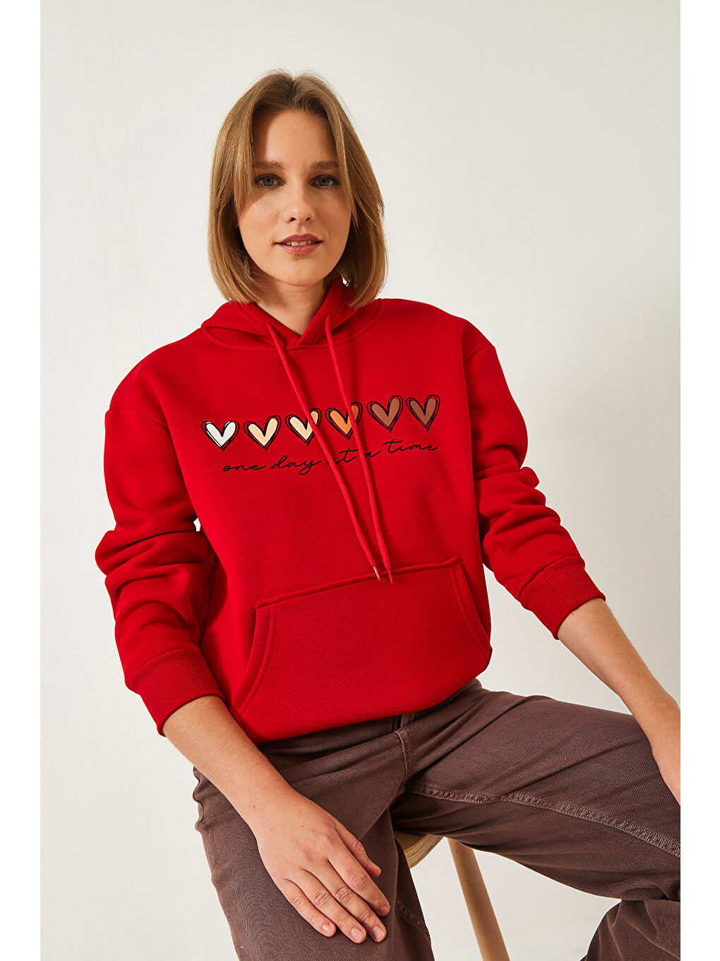 Kırmızı Kadın Üç İplik Şardonlu Renkli Kalp Baskılı Kapüşonlu Sweatshirt MBHS-3