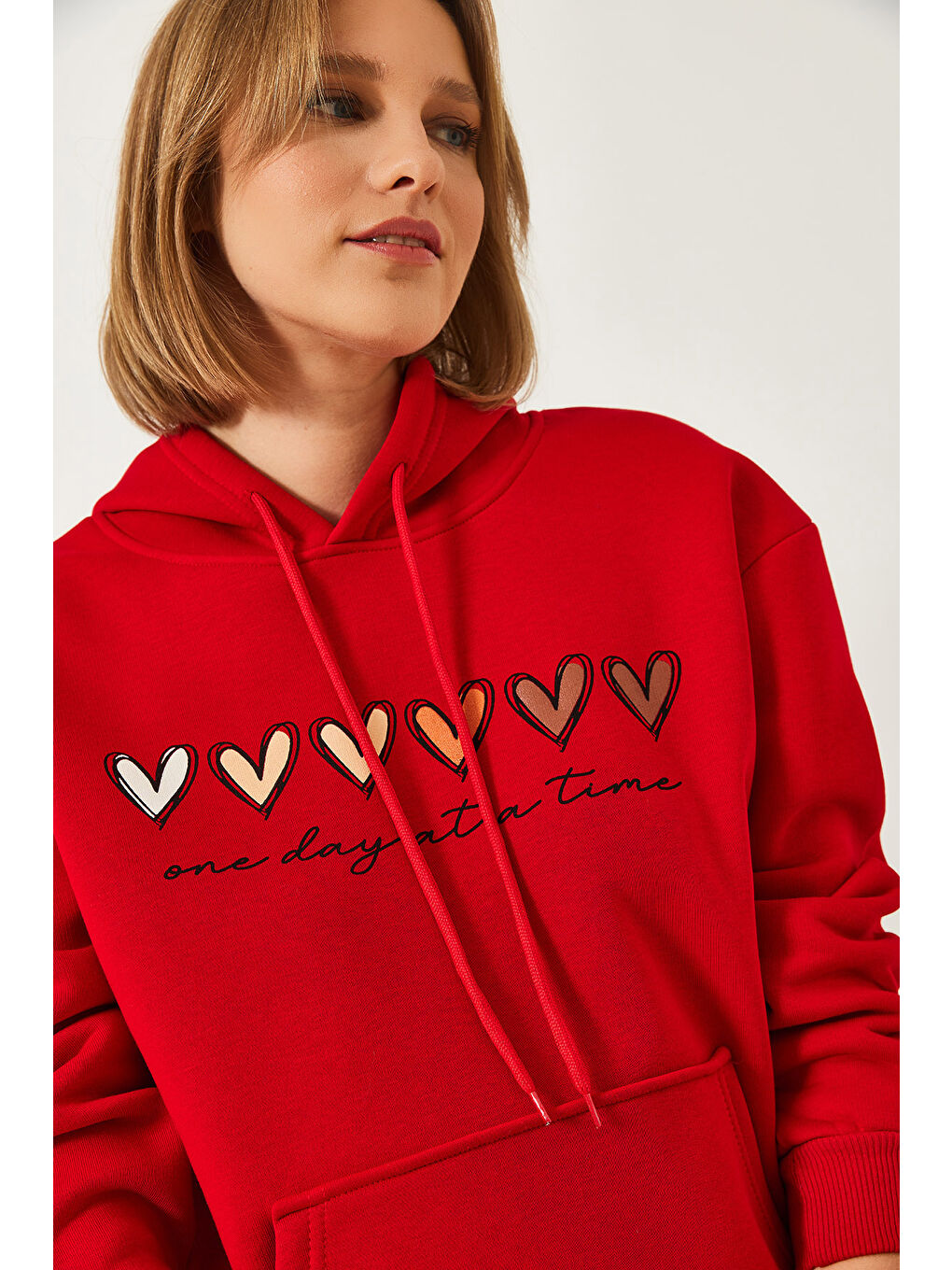 Kırmızı Kadın Üç İplik Şardonlu Renkli Kalp Baskılı Kapüşonlu Sweatshirt MBHS-4