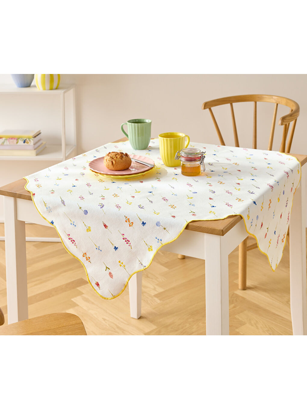 Beyaz Masa Örtüsü, Çiçekli Baskılı