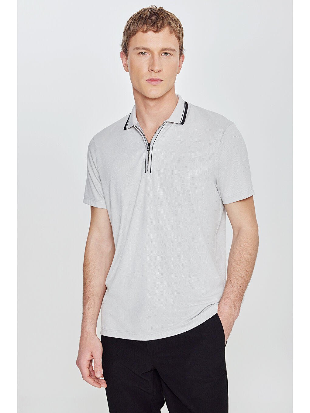 Erkek Açık Gri Slim Fit Dar Kesim Polo Yaka Jakarlı Esnek Tişört-2